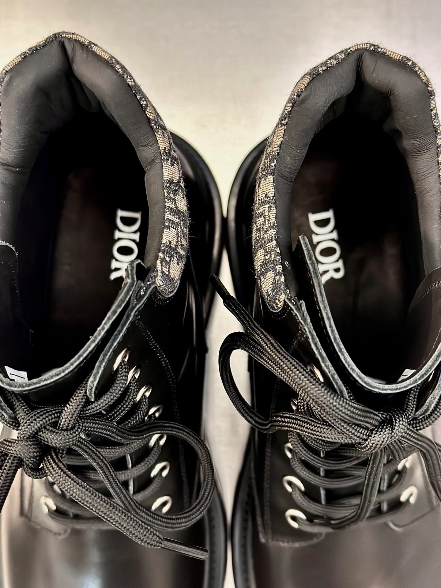 Men's shoes 💰960 Dior Dior high-top sneakers, top-quality goods produced in Dongguan, show version, leading counter trial style, Nappa cowhide material, light and breathable, soft and comfortable, easier to put on and take off, calfskin leather edging, distinctive sports style, genuine leather tongue Dior letter badge, showing the brand style, lightweight embossed pattern rubber sole, light and genuine leather feet, with original packaging Size: 39-40-41-42-43-44 (45, 46 customized) leather shoe size